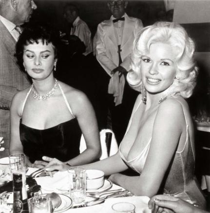 Shere, Joe. Photograph of Sophia Loren and Jayne Mansfield. 1957. https://2.bp.blogspot.com/-D7d8IzMOfB4/XvZjy3LLo3I/AAAAAAAAYik/rBAsiuBZAhk2L07eQT4rfkfENZyGEjM_gCLcBGAsYHQ/s1600/Sophia-Loren-Jayne-Mansfield%2B%25282%2529.jpg Shere, Joe. Photograph of Sophia Loren and Jayne Mansfield. 1957. https://2.bp.blogspot.com/-D7d8IzMOfB4/XvZjy3LLo3I/AAAAAAAAYik/rBAsiuBZAhk2L07eQT4rfkfENZyGEjM_gCLcBGAsYHQ/s1600/Sophia-Loren-Jayne-Mansfield%2B%25282%2529.jpg