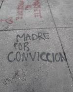 Graffiti on ground: Madre por convicción (Mother by choice)