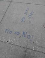 graffiti on ground: ¡No es no! (No means no!); Yo sí te creo; I believe you)
