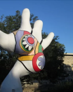 Saint Phalle, Niki de. Sophie in Hinterland Beginen.