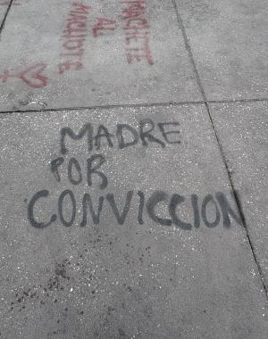 Graffiti on ground: Madre por convicción (Mother by choice)