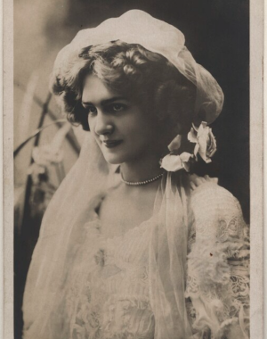 A photograph of Lily Elsie, posing for a black and white portrait. 