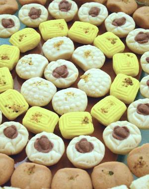 Several types of sandesh arranged on a circular platter