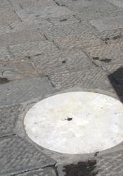 This circle marks the spot where the Palla del Verrocchio fell in 1601 after being struck by lightning.
