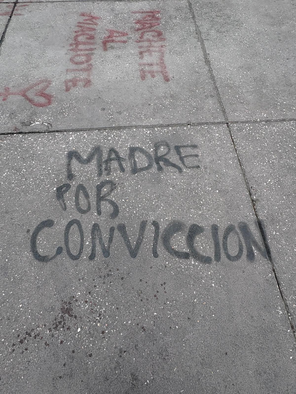 graffiti on ground: Madre por convicción(mother by choice); machete al machote