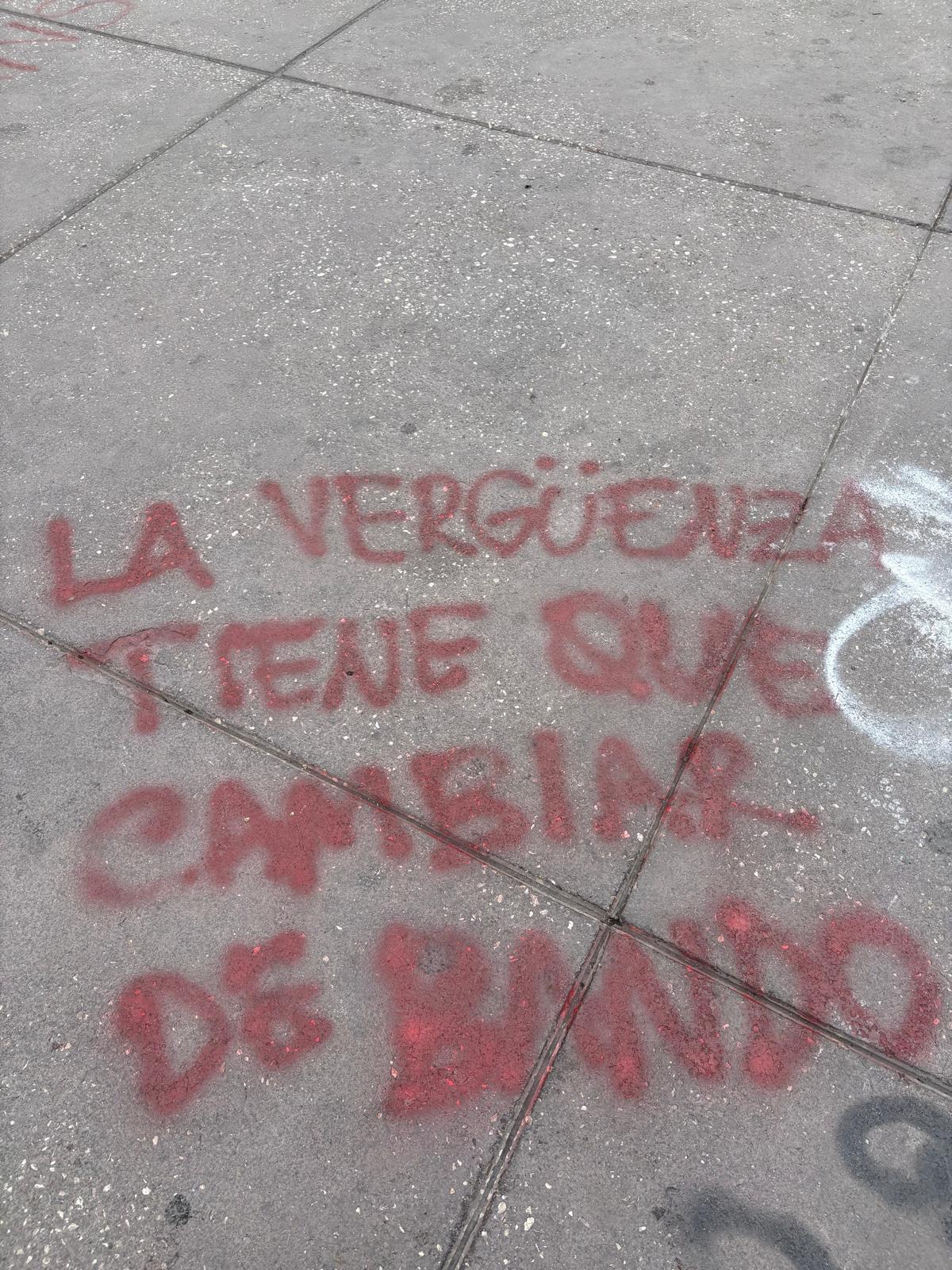 graffiti caption, la vergüenza tiene que cambiar de bando
