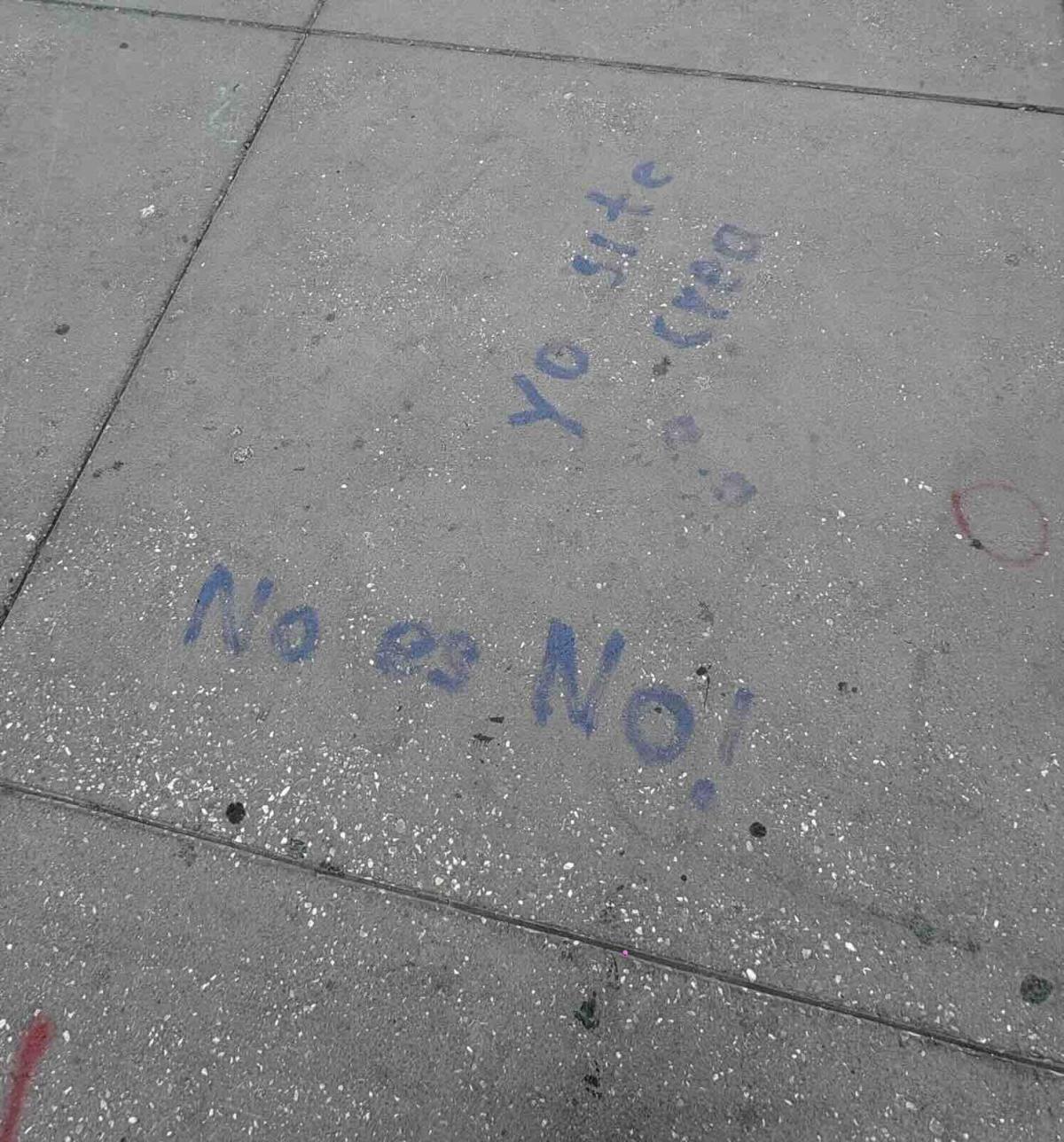 graffiti on ground: ¡No es no! (No means no!); Yo sí te creo; I believe you)